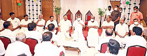 மதுரையில் தனியார் ஹோட்டலில் அதிமுக முன்னாள் அமைச்சர்கள், மாவட்டச் செயலாளர்களுடன் ஆலோசனை நடத்திய கட்சியின் ஒருங்கிணைப்பாளர் ஓ.பன்னீர்செல்வம்.