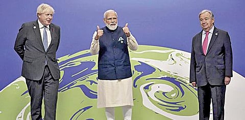 கிளாஸ்கோ நகரில் நேற்று தொடங்கிய பருவநிலை மாற்றம் தொடர்பான   உச்சி மாநாட்டில் பங்கேற்ற பிரதமர் மோடி, பிரிட்டன் பிரதமர் போரிஸ் ஜான்சன், ஐ.நா. பொதுச் செயலர் அந்தோணியோ குத்தேரஸ். படம்: பிடிஐ