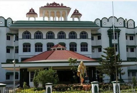 கொள்ளிடம் பாலத்தில் கனரக வாகனங்கள் அனுமதிக்கப்படுமா?- திருச்சி, தஞ்சாவூர் ஆட்சியர்கள் பதிலளிக்க உத்தரவு 