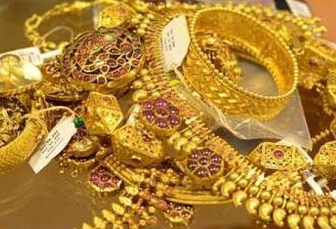 கோயில் நகைகளைக் கட்டிகளாக மாற்றத் தடை கோரி மதுரையிலும் வழக்கு: சென்னை அமர்வுக்கு மாற்றம் 