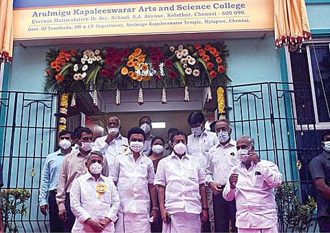 இந்து சமய அறநிலையத் துறை சார்பில், சென்னை கொளத்தூரில் அமைக்கப்பட்டுள்ள அருள்மிகு கபாலீஸ்வரர் கலை - அறிவியல் கல்லூரியை முதல்வர் மு.க.ஸ்டாலின் நேற்று திறந்து வைத்தார். இந்து சமய அறநிலையத் துறை அமைச்சர் பி.கே.சேகர்பாபு, உயர்கல்வித் துறை அமைச்சர் பொன்முடி, வடசென்னை நாடாளுமன்ற உறுப்பினர் கலாநிதி வீராசாமி உள்ளிட்டோர் உடனிருந்தனர். படம்: ம.பிரபு