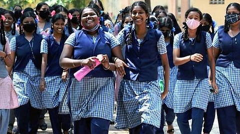 மாநகராட்சி பள்ளியில் சாதிவாரியாக பிரித்து மாணவர்கள் வரவழைப்பு? - விளக்கம் கேட்டு தலைமை ஆசிரியருக்கு நோட்டீஸ்
