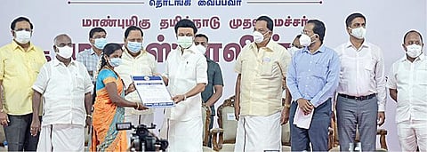 வேலூர் அடுத்த மேல்மொணவூரில் நேற்று நடைபெற்ற அரசு விழாவில்   நலத்திட்ட உதவிகளை வழங்குகிறார் முதல்வர்  மு.க. ஸ்டாலின். இந்நிகழ்ச்சியில், அமைச்சர்கள் துரைமுருகன், செஞ்சி மஸ்தான், காந்தி மற்றும் எம்.பி., எம்எல்ஏக்கள்,ஆட்சியர் உள்ளிட்ட உயர் அதிகாரிகள் பங்கேற்றனர். படம்: வி.எம்.மணிநாதன்.