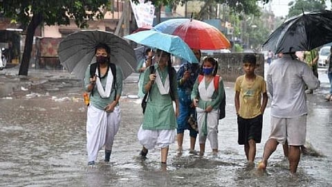 விடிய, விடிய கொட்டித் தீர்த்த கனமழை: பல மாவட்டங்களில் பள்ளிகளுக்கு இன்று விடுமுறை; சென்னையில் அதிகாலை 5.30 மணிவரை 35 மிமீ மழைப்பதிவு