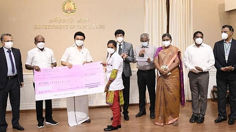 கரோனா தடுப்புப் பணியில் ஈடுபட்ட பணியாளர்களுக்கு ஊக்கத்தொகை: முதல்வர்‌ ஸ்டாலின் வழங்கினார்