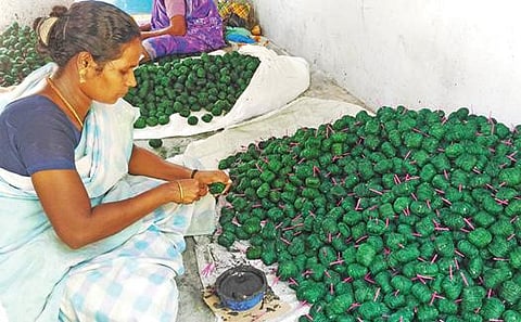 சிவகாசியில் உள்ள ஒரு பட்டாசு ஆலையில் பட்டாசு தயாரிக்கும் பணியில் ஈடுபட்ட தொழிலாளர்கள்.