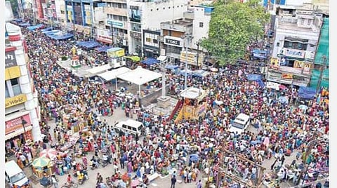மதுரையில் மாசி வீதிகள், விளக்குத்தூண் பகுதியில் தீபாவளி பொருட்கள் வாங்க அலைகடலென திரண்ட மக்கள்: கூவிக்கூவி விற்பனை செய்த வியாபாரிகள்