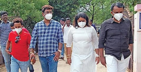 திருநெல்வேலி டிஐஜி அலுவலகத்தில் புகார் மனு அளித்துவி்ட்டு திரும்பும் கேரளத்தை சேர்ந்த ஷர்மிளா உள்ளிட்டோர். படம்: மு.லெட்சுமி அருண்