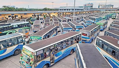 தீபாவளியை கொண்டாட ரயில், பேருந்துகளில் புறப்பட்டனர்; 6 லட்சம் பேர் சொந்த ஊர் பயணம்: கனமழையையும் பொருட்படுத்தாது கடைகளில் குவிந்த கூட்டம்