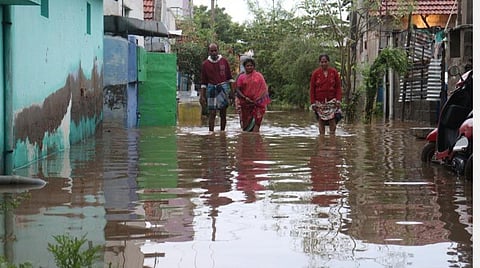 திருப்பூரில் குடியிருப்புகளுக்குள் புகுந்த மழைநீர்; மக்கள் சாலை மறியல்: பாதிக்கப்பட்டவர்கள் பள்ளியில் தங்கவைப்பு