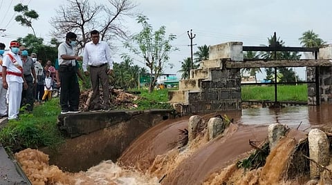 சேலம் மாவட்டத்தில் பெய்த தொடர் மழை காரணமாக மன்னார்பாளையம் மற்றும்  கோராத்துப்பட்டி கிராமங்களுக்கு இடையே உள்ள தரைப்பாலத்தில் தண்ணீர் பெருக்கெடுத்து ஓடுகிறது. இதனை ஆட்சியர் கார்மேகம் பார்வையிட்டார். உடன் மாநகராட்சி ஆணையர் கிறிஸ்துராஜ்.