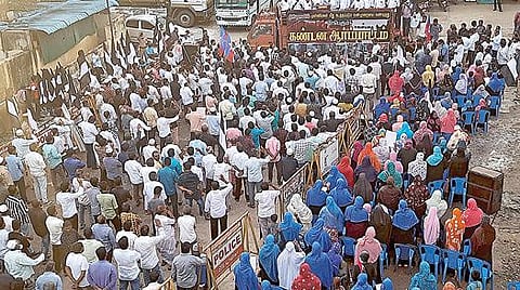திரிபுரா மாநிலத்தில் இஸ்லாமியர்கள் தாக்கப்படுவதை கண்டித்து தமுமுக சார்பில் தாம்பரம் பேருந்து நிலையத்தில் நேற்று கண்டன ஆர்ப்பாட்டம் நடைபெற்றது.படம்: எம்.முத்துகணேஷ்