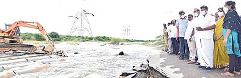 பூண்டி ஏரியின் உபரிநீர் திறப்பால் உடைந்த மெய்யூர் தற்காலிக தரைப்பாலத்தை நேற்று பால்வளத் துறை அமைச்சர் நாசர் பார்வையிட்டு, ஆய்வு செய்தார். உடன் மாவட்ட வருவாய் அலுவலர் மீனா பிரியதர்ஷினி உள்ளிட்டோர்.