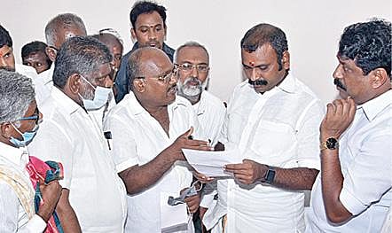 மீனவர்களிடம் கோரிக்கை மனுக்களை பெறும் மத்திய இணை அமைச்சர் எல்.முருகன். படம்: எல்.பாலச்சந்தர்