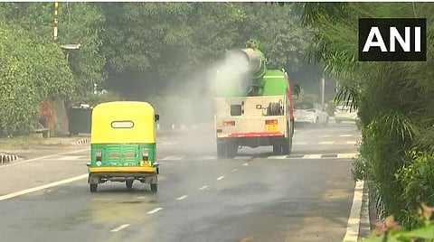 டெல்லியை முடக்கிய காற்று மாசு; அவசர நடவடிக்கையாக வாகனங்கள் மூலம் தண்ணீர் தெளிப்பு
