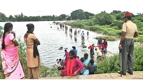 கனமழையால் நிரம்பிய செல்லிப்பட்டு படுகை அணை; சுற்றுலாப் பயணிகள் ஏமாற்றம்