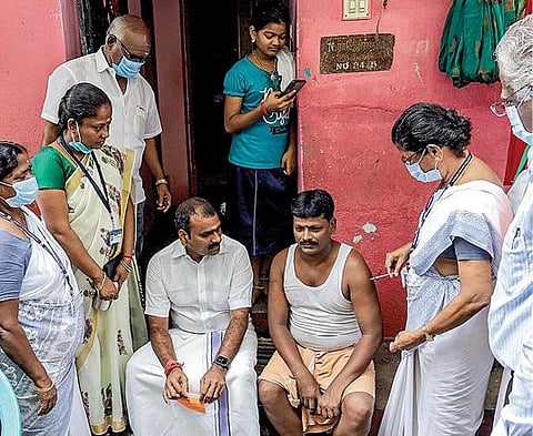 வீடு வீடாகச் சென்று தடுப்பூசி செலுத்தும் இயக்கத்தை மத்திய இணை அமைச்சர் எல்.முருகன் சென்னை கோயம்பேட்டில் நேற்று தொடங்கி வைத்தார். தொடர்ந்து விருகம்பாக்கம் பகுதியில் தடுப்பூசி செலுத்தும் பணியை ஆய்வு செய்தார்.படம்: பு.க.பிரவீன்