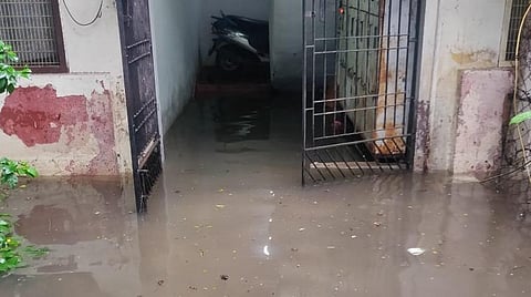 சென்னையில் கொட்டித் தீர்க்கும் கனமழை: வீடுகளில் தண்ணீர் சூழ்ந்தது