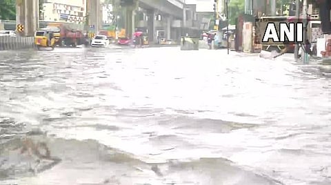 சென்னையில் கனமழை; சாலைகளில் தண்ணீர் சூழ்ந்ததால் பெரும் பாதிப்பு 