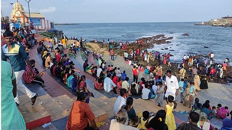 கன்னியாகுமரி முக்கடல் சங்கம கடற்கரை பகுதியில் இன்று கூடி கடல்அழகை ரசித்த சுற்றுலா பயணிகள்.
