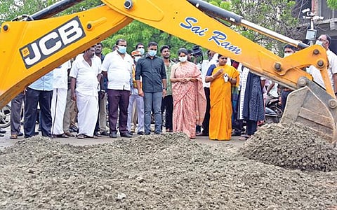 தூத்துக்குடி செயின்ட்  தாமஸ் பள்ளி சந்திப்பு பகுதியில் சாலை சீரமைப்பு பணியை கனிமொழி எம்.பி., அமைச்சர் பெ.கீதாஜீவன்  ஆய்வு செய்தனர். படம்: என்.ராஜேஷ்