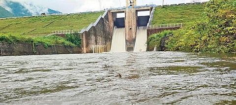 அய்யம்பாளையம் அருகேயுள்ள மருதாநதி அணை நிரம்பியதால் வெளியேறும் நீர்.