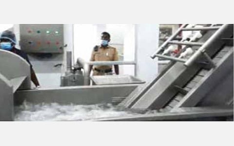 புதுச்சேரியில் அட்சய பாத்ரா அறக்கட்டளையின் சமையல் கூடத்தில் அமைக்கப்பட்டுள்ள நவீன உணவு தயாரிப்பு இயந்திரங்கள்.