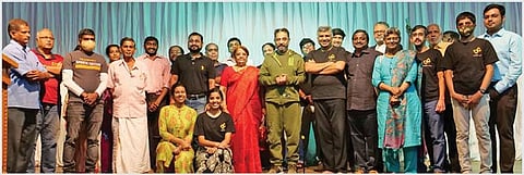 ‘விநோதய சித்தம்’ நாடகக் குழுவினருடன் கமல்