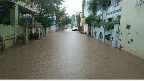வெள்ளக்காடாக காட்சி அளிக்கும் புதுவை குடியிருப்புப் பகுதிகள்