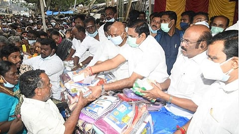 கனமழையால் பாதிக்கப்பட்ட மக்களுக்கு நிவாரண உதவிகள் வழங்குகிறார் முன்னாள் முதல்வர் எடப்பாடி கே.பழனிச்ச்சாமி. உடன் முன்னாள் அமைச்சர் ஜெயக்குமார் உள்ளிட்ட அதிமுக நிர்வாகிகள்.