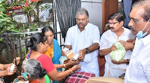கோடம்பாக்கத்தில் ஜி.கே.வாசன் ஆய்வு ; பாதிக்கப்பட்ட மக்களுக்கு நிவாரணம் வழங்கினார்