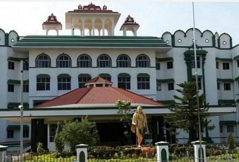 தேவர் ஜெயந்தியில் போலீஸ் வேனில் நடனமாடிய வழக்கு: உதவிப் பேராசிரியரைக் கைது செய்யத் தடை 