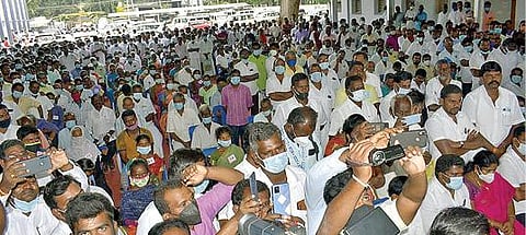 திருப்பத்தூரில் நடந்த அரசு நலத்திட்ட உதவிகள் வழங்கும் நிகழ்ச்சியில் சமூக இடைவெளியின்றியும், முகக்கவசம் அணியாமலும்  திரண்டிருந்த கூட்டம்.