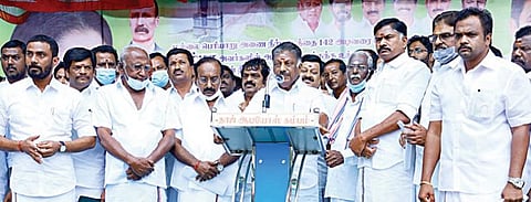 கம்பம் வஉசி திடலில் நடந்த ஆர்ப்பாட்டத்தில் கலந்து கொண்ட அதிமுக ஒருங்கிணைப்பாளர் ஓ.பன்னீர்செல்வம். உடன், ரவீந்திரநாத் எம்பி மற்றும் முக்கிய நிர்வாகிகள்.