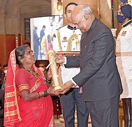 ரஹிபாய்க்கு குடியரசுத் தலைவர் ராம்நாத் கோவிந்த் பத்ம  விருதினை வழங்கினார்.