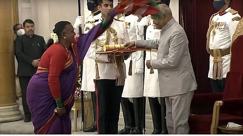 குடியரசுத் தலைவர் ராம்நாத் கோவிந்தை வாழ்த்திய மூன்றாம்பாலினத்தவர் மஞ்சம்மா ஜோகதி | படம் ஏஎன்ஐ