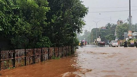 புதுச்சேரியில் விடியவிடிய கொட்டிய கனமழை: 96 மிமீ பதிவானது- ஆய்வே செய்யாத முதல்வர், ஐஏஎஸ் அதிகாரிகள்- வெள்ளத்தில் தவிக்கும் மக்கள்