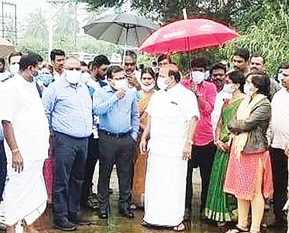 ராணிப்பேட்டை மாவட்டம் கலவை அடுத்த மாந்தாங்கல் பகுதியில் முகாம்களில் தங்க வைக்கப்பட்டுள்ளவர்களுக்கு அரசின் நிவாரண பொருட்களை அமைச்சர் ஆர்.காந்தி நேற்று வழங்கினார். அருகில், ஆட்சியர் பாஸ்கர பாண்டியன் உள்ளிட்டோர். அடுத்த படம்:  திருப்பத்தூர் மாவட்டம் ஆம்பூர் அடுத்த பச்சக்குப்பம் பகுதியில் மழை வெள்ளத்தால் சேதமடைந்த பகுதிகளை மாவட்ட கண்காணிப்பு அலுவலர் தென்காசி எஸ்.ஜவஹர், மாவட்ட ஆட்சியர் அமர் குஷ்வாஹா ஆகியோர் நேற்று ஆய்வு செய்தனர்.