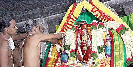 திருத்தணி முருகன் கோயிலில் நேற்று  திருக்கல்யாண நிகழ்வு நடைபெற்றது.
