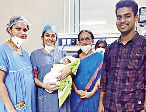 தனது மனைவி, குழந்தை மற்றும் மருத்துவக் குழுவினருடன் மாவட்ட ஆட்சியர் அனுதீப்.