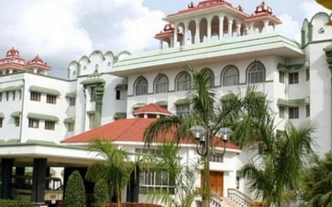 அரசு வேலை வாய்ப்பில் மண்ணின் மைந்தர்களுக்கு முன்னுரிமை கோரி வழக்கு: தமிழக அரசு பதிலளிக்க உத்தரவு 