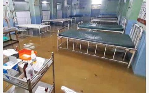குரோம்பேட்டை அரசு மருத்துவமனைக்குள் வெள்ளம் புகுந்ததால் நோயாளிகள் வெளியேற்றப்பட்டு காலியாக இருக்கும் படுக்கைகள். படங்கள்: எம்.முத்துகணேஷ்