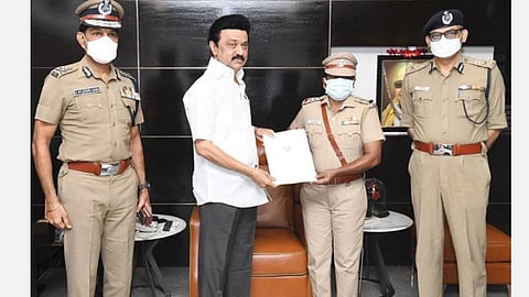 காவல் ஆய்வாளர் ராஜேஸ்வரியின் சேவையைப் பாராட்டி முதல்வர் மு.க.ஸ்டாலின் சான்றிதழ் வழங்கினார். 