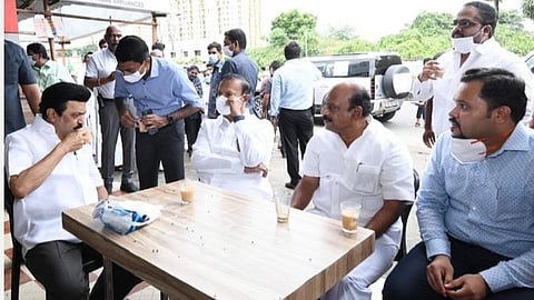 முதல்வர் மு.க.ஸ்டாலின் இன்று கனமழையால் பாதிக்கப்பட்ட பகுதிகளைப் பார்வையிட்டு ஆய்வு செய்யும் வழியில் செங்கல்பட்டு மாவட்டம் கீழ்க்கோட்டையூரில் உள்ள தேநீர்க் கடையில் தேநீர் அருந்தினார்.