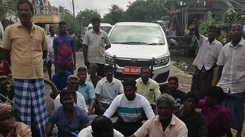 புதுவையில் மழை பாதிப்பு இடங்களைப் பார்வையிட வந்த துணை ஆட்சியர் கார் இரு முறை சிறைப்பிடிப்பு