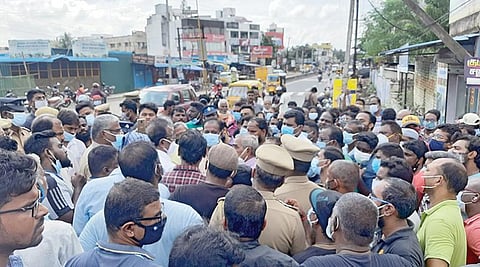 மேற்கு தாம்பரம், பாரதி நகர் பகுதியில் வீடுகளுக்குள் புகுந்த வெள்ளநீரை நகராட்சியினர் அப்புறப்படுத்தாமல் காலம் கடத்துவதைக் கண்டித்து, அப்பகுதி மக்கள் முடிச்சூர் சாலையில் மறியலில் ஈடுபட்டனர். அப்போது அங்கு வந்த தாம்பரம் எம்எல்ஏ எஸ்.ஆர்.ராஜாவை முற்றுகையிட்டு கோரிக்கையை தெரிவித்தனர். படம்: எம்.முத்துகணேஷ்