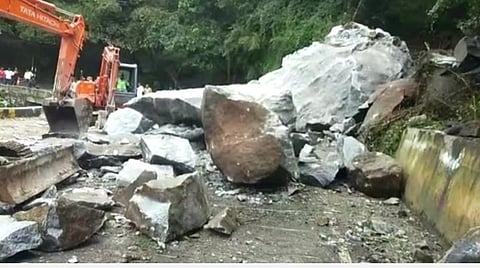 ஏற்காடு மலைப் பாதையில் இடிந்து விழுந்த ராட்சதப் பாறை: வெடிவைத்து அகற்றம்