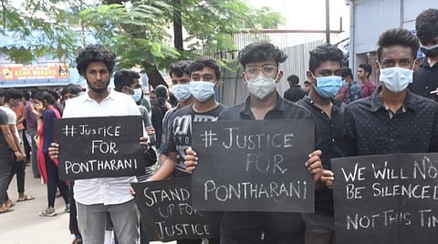 உயிரிழந்த மாணவியின் வீட்டு முன்பு போராட்டத்தில் ஈடுபட்ட மாணவ, மாணவிகள், பல்வேறு அமைப்பினர் மற்றும் பொதுமக்கள் |  படங்கள்: ஜெ.மனோகரன்.