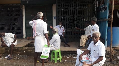 விருத்தாச்சலம் இ-சேவை மையங்களில் பயிர்க் காப்பீட்டுக்காகக் காத்திருக்கும் விவசாயிகள் |  படம்:ந.முருகவேல்.