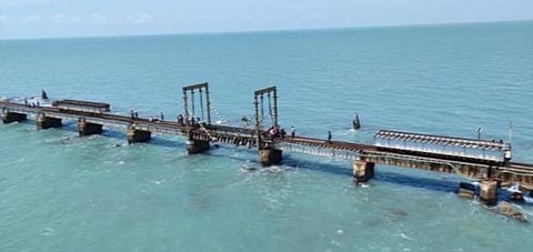 பாம்பன் தூக்குப் பாலத்தில் மீன்பிடி விசைப்படகு மோதி நடுக்கடலில் மூழ்கியது: படகிலிருந்த 4 மீனவர்கள் மீட்பு